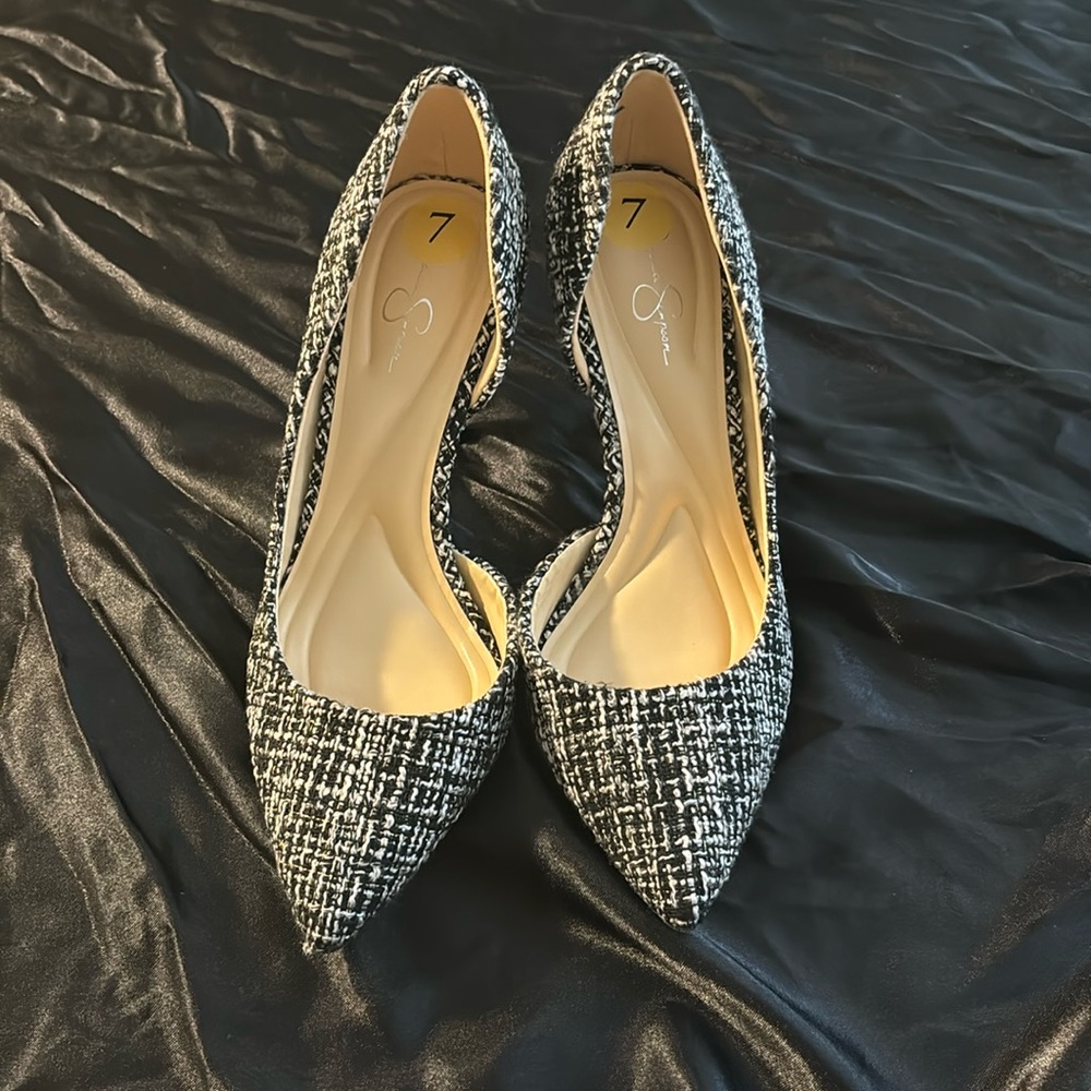 Jesica Simpson. Size 7. Black and white with thin gold lining.